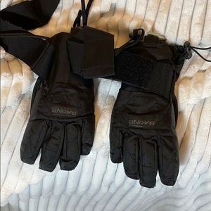 Dakine kids gloves with wrist guard